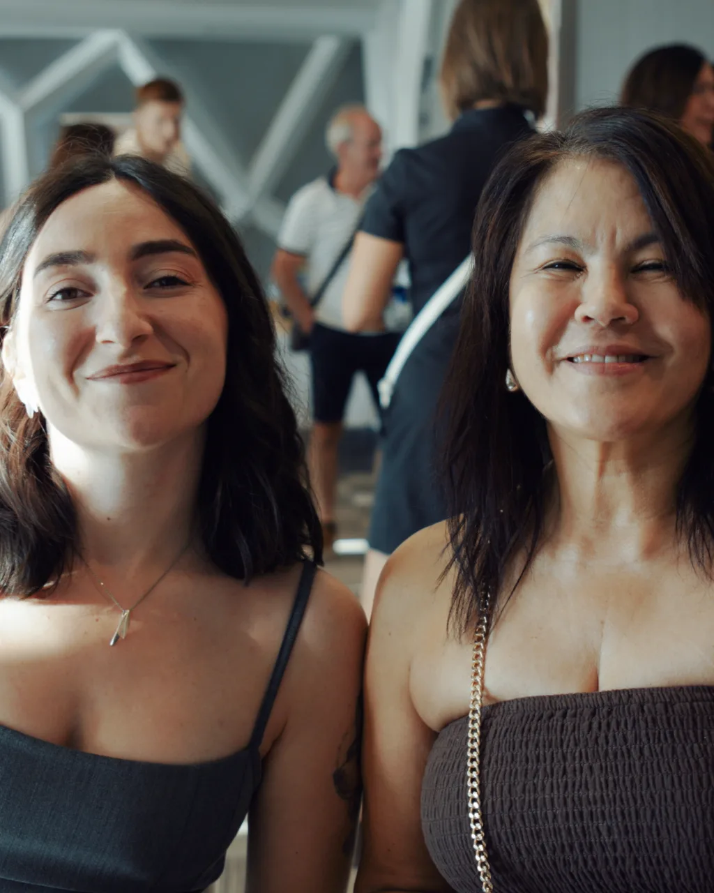 Dos mujeres sonriendo en un encuentro de la comunidad